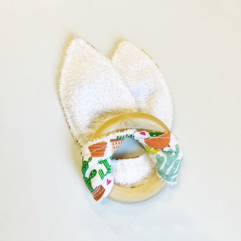 Mordillo de madera con tela - montessori - 2